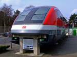 Beim beim Transrapid Besucherzentrum in Lathen am 20.04.2006. Das hier gezeigte Fahrzeug ist eine Originalsektion eines Transrapid 07 der bis 1999 zehn Jahre auf der TVE (Teststrecke im Emsland) im Einsatz war.
Im Juni 1993 erreichte der TR 07 mit 450 km/h einen Geschwindigkeitsweltrekord f�r Magnetschwebebahnen.