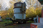 Dreiachsiger Roheisenpfannen-Wagen (oder Gie�pfannen-Wagen) ausgestellt im Au�enbereich vom Bergbaumuseum Herdorf-Sassenroth des Landkreis Altenkirchen, hier am 03 November 2024.