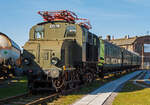 Die E 71 19, ex preußische EG 519 Halle, am 09 März 2014 im DB Museum Koblenz-Lützel.

Die E 71 19 wurde 1921 von der Allgemeine Elektricitäts-Gesellschaft (AEG) in Hennigsdorf b. Berlin unter der Fabriknummer 1583 gebaut und als „EG 519 Halle“ an die Preußischen Staatsbahn geliefert.

Die zweimotorigen Elektrolokomotiven EG 511 bis EG 537 der Preußischen Staatsbahn waren für den Güterzugdienst konzipiert. Sie zählen zu den ersten in Deutschland eingesetzten E-Loks, die noch bis 1958 ihren Dienst erfüllten und wegen ihres Aussehens den Spitznamen Krokodil bekamen. In Baden bzw. im alemannischen Dialekt wurde sie auch „Glettiise“ (Bügeleisen) genannt. Die Lokomotiven wurden 1920 in den Bestand der Deutschen Reichsbahn übernommen und erhielten 1926 die Baureihenbezeichnung E 71. Auf Grund ihrer einfachen und robusten Konstruktion bewährten sich die Lokomotiven über Jahrzehnte und zählen zu den erfolgreichsten E-Loks aus der Anfangszeit der Elektrifizierung.

Die Konstruktion der Lokomotiven bestand grundlegend aus zwei Triebdrehgestellen mit halbhoch gelagerten Fahrmotoren. Beide Triebdrehgestelle sind mittels einer Kupplung beweglich miteinander verbunden. Die Kraftübertragung von den Fahrmotoren auf die Achsen erfolgte durch ein Getriebe, die Blindwellen und die Kuppelstangen. Maschinenraum und die beiden Führerstände ruhten gemeinsam auf einem Brückenrahmen. Die Kühlung des Transformators wurde durch Transformatorenöl in einem geschlossenen Kreislauf realisiert. Beide dafür notwendigen Ölkühler waren unverkleidet auf beiden Seiten des Maschinenraums angebracht. Vom Aussehen erinnern diese stark an Lamellenheizkörper einer Zentralheizung.

TECHNISCHE DATEN:
Nummerierung: pr. EG 511 – EG 537 (bei Ablieferung), später E 71 11 – E 71 37 (DR/DB)
Insgesamt gebaut: 27 als EG 511 – EG 537
Hersteller: AEG - Allgemeine Elektricitäts-Gesellschaft
Baujahre: 1914 bis 1921
Ausmusterung: 1930 bis 1959
Spurweite: 1.435 mm (Normalspur)
Achsfolge: B'B'
Länge über Puffer: 11.600 mm
Drehzapfenabstand: 5.400 mm
Achsabstand im Drehgestell: 2.900 mm
Treibraddurchmesser: 1.350 mm (neu)
Dienstgewicht: 64,9 t
Höchstgeschwindigkeit: 50 km/h (Urausführung), 65 km/h (nach Umbau 1931/1932)
Stundenleistung: 780 kW
Dauerleistung: 590 kW
Stromsystem: 15 kV 16 2/3 Hz AC
Anzahl der Fahrmotoren: 2

Geschichte:
Mit Beginn der Elektrifizierung bestellte die Preußische Staatsbahn 1913 zunächst 18 Lokomotiven für die Strecke Magdeburg–Dessau–Leipzig–Halle. Die erste Lok (EG 511) wurde im Jahr 1914 ausgeliefert. Ihr folgte im gleichen Jahr EG 512. Wegen des Ersten Weltkrieges wurde der elektrische Zugbetrieb bei der K.ED Halle eingestellt. Zusammen mit den anderen Loks gelangten die beiden bis dahin gelieferten Loks 1915 nach Schlesien ins Bw Nieder Salzbrunn. Dort wurden 1915 die EG 513 und 1920 die EG 514 bis EG 516 angeliefert und kamen auf den von Nieder Salzbrunn ausgehenden Strecken nach Gottesberg, Halbstadt und Königszelt zum Einsatz. 1920 waren dort die sechs Lokomotiven nachgewiesen.[3] Die restlichen Lokomotiven wurden 1921 und 22 ausgeliefert und bei der Reichsbahndirektion Halle in Dienst gestellt. Die Stationierung erfolgte erst im Bw Leipzig-Wahren und wurde mit fortlaufender Elektrifizierung auf die Betriebswerke Leipzig West, Bitterfeld und Roßlau ausgedehnt. Auch die ersten sechs Lokomotiven wurden von Schlesien hierher umstationiert. Die Reichsbahndirektion Magdeburg erhielt erstmals 1924 mit der Inbetriebnahme des Güterzugbetriebes Roßlau–Rothensee eine dieser Maschinen zugewiesen, vermutlich EG 525. Die Anzahl erhöhte sich bis Ende 1924 auf drei Ellok und erreicht 1925 eine Zahl von sechs Stück. Auf den bereits elektrifizierten Strecken in Mitteldeutschland zogen die Maschinen neben Güterzügen anfänglich auch Reisezüge und prägten das Bild der Strecken in den 1920er Jahren maßgebend.
