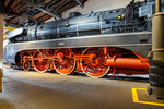   Ein Detailblick auf die Dreizylinder-Schnellzug-Neubaudampflokomotive der Deutschen Bundesbahn 10 001 am 27.03.2016 Deutschen Dampflokomotiv-Museum in Neuenmarkt-Wirsberg.