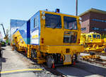   Eine Gleis-Stopfmaschine für Japan (JR Tokai), die Plasser & Theurer kontinuierliche 2-Schwellen-Stopfmaschine 09-2X/SH (mit schallisolierter Split-Head-Technologie), präsentiert auf der