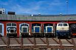 Das Motto vom diesj�hrigen Lokschuppenfestes (18.08.2012) vom S�dwestf�lische Eisenbahnmuseum in Siegen war ozeanblau beige - Vor Lokschuppen ausgestellt sind (v.l.n.r.) 332 090-0, 261 671-2, 212
