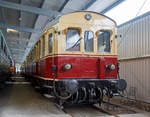 Der Elektrotriebwagen ET 85 07, ex DB 485 00, ex DRG elT 1107, gekuppelt mit dem Steuerwagen ES 85 15, ex DB 885 615, ex DRG elS 2115, ausgestellt am 09.09.2017 in der SVG Eisenbahn-Erlebniswelt Horb.

Der Elektrotriebwagen ET 85 07 wurde 1927 von der H. Fuchs Waggonfabrik AG in Heidelberg-Kirchheim gebaut und als Nahverkehrstriebwagen elT 1107 an die Deutsche Reichsbahn-Gesellschaft geliefert. Der Steuerwagen wurde 1927 von MAN (Maschinenfabrik Augsburg-Nürnberg) unter der Fabriknummer 123901 gebaut und als elS 2115 an die DRG geliefert. 

1924 wurden von der Waggonfabrik Fuchs in Heidelberg vier Dampftriebwagen der bayerischen Gattung MCCi in die Elektrotriebwagen D4i elT 701–704, ab 1933 elT 1101–1104 (ab 1940: ET 85 01–04) umgebaut. 

Nach dem Umbau wurden bei Fuchs und BBC in den Jahren 1925 zunächst sechs Triebwagen (el 705–711) und vier Beiwagen (8001–8004) in Auftrag gegeben. Hatten die Umbauten noch hölzerne Aufbauten, so waren die neuen Triebwagen mit eisernen Aufbauten versehen. 1927 war es noch nicht möglich, die ganze Elektrik unter dem Wagenboden unterzubringen. Der Trafo und das Schaltwerk wurden daher in einem Maschinenraum untergebracht. Die neuen Triebwagen waren nur etwas länger als die „Prototypen“. Auch die Fenster waren mit 900 mm breiter als in den Voraustriebwagen (800 mm). Die Türen zu den Fahrgasträumen waren ebenfalls eingezogen, zum Maschinenraum führte von außen aber nur noch eine einfache Tür an der rechten Fahrzeugseite. Alle Fahrzeuge bis zur Betriebsnummer el 730 hatten ursprünglich Fronttüren und Übergangsbrücken, die später entfernt wurden.

1927 wurden eine weitere Bestellung über fünf Trieb- und elf Steuerwagen (el 711–715, 8005–8015) getätigt, im gleichen Jahr noch einmal je 15 Trieb- und Steuerwagen. 1932 wurden noch einmal sechs Triebwagen und vier Steuerwagen bestellt, sie erhielten gleich die neuen Bezeichnungen elT 1131–1136 und elS 2131–2134. Als Beiwagen dienten umgebaute dreiachsige bayerische Personenwagen EB 85 01–70, die später durch dreiachsige Umbauwagen ersetzt wurden.

In genau derselben Form und mit derselben Raumanordnung – anstelle des Maschinenraumes war ein Gepäckraum vorhanden – entstanden von 1927 bis 1933 die Steuerwagen sie bekamen zunächst die Nummern 8001–8004, ab 1940 dann ES 85 01–34.

Aufgrund des Krieges wurde bei den meisten Triebwagen das elfenbeinfarbene Fensterband weinrot überlackiert. Die umgebauten Triebwagen ET 85 03 und 04 wurden noch vor 1945 ausgemustert.

An beiden Enden befand sich ein Führerstand, hinter dem einen Führerstand waren Transformator, Schaltwerk und Hochspannungsanlagen untergebracht. Der Maschinenraum befand sich über dem Laufgestell. Im Triebgestell waren zwei achtpolige Tatzlagermotoren untergebracht. Die Drehgestelle der Neubautriebwagen entsprachen der Berliner Stadtbahn-Bauart. Auf dem Dach waren zwei SBS-10-Stromabnehmer montiert. Die Fahrzeuge verfügten erstmals über eine Sicherheitsfahrschaltung. Als Bremse war eine Knorr-Einkammer-Druckluftbremse vorhanden, daneben auch eine Spindelbremse als Handbremse. Von Anfang an waren drei Frontlichter vorhanden, an der Dachkante befanden sich zwei rote Lampen als Rücklicht.

Die einflügeligen Einstiegstüren lagen hinter dem Maschinenraum bzw. dem ersten Abteil hinter dem Führerstand und waren eingezogen. Auf der rechten Fahrzeugseite hatte der Maschinenraum Lüftergitter statt Fenstern. Das mittlere Abteil war in ein größeres Nichtraucher und ein kleineres Raucherabteil aufgeteilt, dazwischen befand sich eine Toilette. Die Sitzteilung war 2+ 3. Die Wagen waren zunächst als 4. Klasse beschildert, ab 1928 bis 1956 als 3. Klasse.

Die Deutsche Bundesbahn übernahm noch 24 ET 85 in ihren Bestand. 1949 wurden drei Triebwagen in ET 90 umgebaut. Eingesetzt wurden diese Triebwagen nicht nur vom Bw München Ost aus, im Münchener Vorortverkehr, sondern auch bei der DB im Schwarzwald auf der Dreiseenbahn, der Lokalbahn Bad Aibling–Feilnbach und auf der Wehratalbahn.

1956 erhielten acht Triebwagen einen Umbau mit einer neuen Inneneinrichtung: Die Sitzteilung war nunmehr 2+2. Auch die nicht umgebauten Wagen wurden nun als 2. Klasse bezeichnet. Die Triebwagen ET 85 05, 11 und 19 erhielten beim Umbau auch ein 1.-Klasse-Abteil über dem Triebdrehgestell, und wurden dabei zu ET 65 101–103 umgezeichnet. 

1960 wurden aus allen 22 noch vorhandenen Steuerwagen das Steuerabteil auf der Gepäckraumseite ausgebaut, und bei den meisten Triebwagen eine Sitzbank dafür eingebaut. Neun Steuerwagen erhielten dagegen eine neue Inneneinrichtung mit 2+2 Sitzanordnung, außerdem zwei 1.-Klasse-Abteile mit insgesamt zwölf Plätzen, sie erhielten die Nummern ES 85 101–109.

1968 wurden alle noch vorhandenen Trieb-, Steuer- und Beiwagen umgezeichnet: Die Triebwagen als Baureihe 485, die Steuerwagen nur mit 2. Klasse als 885 601ff., die Steuerwagen mit 1. Klasse als 885 701ff. und die Beiwagen als 885 801ff., der 485 005 wurde am 29. September 1977 als letztes Fahrzeug ausgemustert.

Als Beiwagen wurden1927 insgesamt 35 dreiachsige Personenwagen der Gattung C3i bay 99 umgerüstet, um die Kapazität zu erhöhen, sie erhielten die Wagennummern 6501 bis 6535. Zur Ausrüstung gehörte eine durchgehende Leitung für die Vielfachsteuerung und eine elektrische Zugheizanlage. 1928 wurden weitere 35 Wagen zu Beiwagen umgerüstet (6536 bis 6570). 1940 erhielten diese Wagen die Bezeichnung EB 85 01 bis 70. Nachdem diese Wagen bei der DB ausgemustert waren, wurden 1961 acht dreiachsige Umbauwagen für den Einsatz als Beiwagen umgebaut, und dabei rot lackiert. Sie wurden als EB 85 01 bis 08 in zweiter Besetzung bezeichnet.

TECHNISCHE DATEN:
Hersteller:  Fuchs, MAN (mechanisch); BBC (elektrisch)
Spurweite: 1.435 mm (Normalspur)
Achsformel: Bo’2’ (ET) / 2’2’ (ES)
Gattungsbezeichnung: C4ielT (ET) / CPw4ielS (ES)
Länge über Puffer:  20.340 mm
Drehzapfenabstand:  12.910 mm 
Drehgestellachsstand:  2.500 mm 
Dienstgewicht:  61,4 t
Höchstgeschwindigkeit:  75 km/h
Stundenleistung:  550 kW
Dauerleistung:  500 kW
Treibraddurchmesser:  1000 mm
Laufraddurchmesser:  1000 mm
Stromsystem:  15 kV 16 2/3 Hz AC
Stromübertragung:  Oberleitung
Anzahl der Fahrmotoren:  2
Antrieb:  Tatzlager