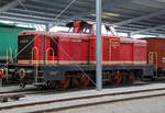 Leider sehr ungünstig hinter dem Pfeiler plaziert...
Die ex HzL V81 am 09.09.2017 in der SVG Eisenbahn-Erlebniswelt Horb. 

Die Lok wurde 1956 von der Maschinenfabrik Esslingen unter der Fabriknummer  5212 gebaut und an die Hohenzollerische Landesbahn AG (HzL) geliefert, 2012 ging sie an die SVG Eisenbahn-Erlebniswelt, Horb (Neckar).

Die Maschinenfabrik Esslingen entwickelte ihren Typ  Alb  extra für die HzL. Es war aber auch gleichzeitig das einzige Exemplar dieses Typs. Für die HzL war es die erste Diesellok überhaupt. Auf Grund positiver Erfahrungen mit Dieseltriebwagen im Personenverkehr, bestellte die HzL in den 50er Jahren bei MaK und Esslingen je eine 4 achsige Diesellokomotive. Diese Loks sollten um die 900 PS haben. Bei MaK war solch ein Typ bereits vorhanden (die 850 D). Die Maschinenfabrik Esslingen musste ihren Typ neu entwickeln. Es wurde eine Weiterentwicklung des Typs  Haifa , ein C-Kuppler mit 550 PS, für die Israelische Staatsbahn. Am 30. August 1957 wurde die Lok der HzL übergeben und als V81 in den Bestand übernommen (die MaK Lok wurde 1958 als V82 in den Bestand übernommen). 

Technische Daten:
Spurweite:  1435 mm
Achsfolge:  D
Länge über Puffer:  11.300 mm
Raddurchmesser neu:  1.000 mm
Dienstgewicht:  62 t
    
Motor:  Daimler-Benz V12-Zylinder -Dieselmotor vom Typ MB 820 Bb (mit Abgasaufladung)
Leistung: 699 kW (950 PS)
Höchstgeschwindigkeit:  60  km/h
Leistungsübertragung: hydraulisch, auf mittige Blindwelle und über Kuppelstangen auf die Räder.