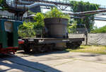 Ein vierachsiger normalspuriger offener Roheisenpfannenwagen der Burbacher H�tte hinter der Normalspur-Dampflokomotive 46, einer Jung Hochofenlok niedriger Bauart, der V�lklinger H�tte (ehem.