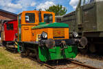 Die DEUTZ 56792 eine Deutz Typ A4L 514 R eine Leihgabe an die Westerwälder Eisenbahnfreunde 44 508 e. V. steht am 07 Juli 2024 beim Lokschuppen beim Erlebnisbahnhof Westerwald in Westerburg, hier war Lokschuppenfest.

Die Lok wurde 1957 bei KHD unter der Fabriknummer 56792 gebaut und am 27.01.1958 an die Stadtwerke Gießen ausgeliefert.

Die Diesellokomotive der Bauart A4L 514 R wurde von der Klöckner-Humboldt-Deutz AG in Köln entwickelt und gebaut. Die A4L 514 R war der Nachfolger der erfolgreichen Vorkriegstype OMZ 122 R. Die für den leichten Rangierdienst vorgesehene Lokomotive verfügt über einen 55 PS starken luftgekühlten 4-Takt Dieselmotor, der die Maschine bei einem Dienstgewicht von 14 Tonnen auf die größte zulässige Geschwindigkeit von 15 Km/h beschleunigt. Die Lokomotive wurde in großer Stückzahl in unterschiedlichen Spurweiten gebaut und fand weltweite Verbreitung. Einfacher Aufbau und Robustheit bescherten den Lokomotiven oftmals einen sehr langen Einsatzzeitraum. Auch heute sind diese Loks zum Teil noch im Einsatz anzutreffen. Als KS 55 B fand die Konstruktion unverändert Eingang in das Typenprogramm 1959.

Die Leitungsübertragung erfolgte vom luftgekühlten Vierzylindermotor über ein mechanisches Vier-Gang-Getriebe auf die Hinterachse, über Stangen wurde die Kraft auch auf die vordere Achse übertragen.

TECHNISCHE DATEN:
Baujahre: 1950 - 1960
gebaute Stückzahl: 175
Spurweite: 1.435 mm (Normalspur)
Achsfolge : B (zwei Achsen)
Länge über Puffer: 5.730 mm
Achsabstand: 2.500 mm
größte Breite 2.538 mm
größte Höhe über Schienenoberkante 3.017 mm
Treibraddurchmesser: 850 mm (neu)
Dienstgewicht: 14 t
zulässige Höchstgeschwindigkeit: 14,5 km/h
Anfahrzugkraft: 3.460 kg / 34,6 kN
Dieselmotor: luftgekühlter 4-Takt 4-Zylinder Reihenmotor vom Typ Deutz A4L 514
Motorhubraum: 5,322 Liter (Bohrung 110 mm x 140 mm Hub)
Leistung 55 PS bei 1500 U/min
Motorgewicht: ca. 500 kg (Abm. 1.080 x 740 x 1.030 mm)
Getriebe: mech. Deutz 4 Gang-Getriebe
Bremse: mech. Fußbremse
