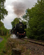 Die 52 8134-0 der Eisenbahnfreunde Betzdorf fuhr Sonderfahrten, anl�sslich der 100 Jahr Feier der Westerwaldbahn (WEBA) am 31 August 2013, zwischen Scheuerfeld/Sieg und dem Betriebshof Bindweide der Westerwaldbahn, hier kurz vor der Bindweide.

Die Lok war, bedingt durch die Wiedervereinigung, eine der letzten Normalspurigen Dampfloks der DB. Zudem war sie als 052 134‐4 die einzige wahre 52 der DB (BR 52.80).

Die G�terzuglokomotive wurde 1943 von der WLF - Wiener Lokomotivfabrik Floridsdorf unter der Fabriknummer 16591 gebaut und als Kriegslokomotive 52 7138 an die DRB - Deutsche Reichsbahn geliefert. Nach dem 2. Weltkrieg verblieb sie in der Sowjetischen Besatzungszone bzw. der sp�teren DDR, so lief sie weiter als DR 52 7138 der Deutsche Reichsbahn. 

Im Raw Stendal der DR wurde sie zwischen April 1965 und Mai 1965 zur DR 52 8134-0 rekonstruiert und erhielt einen Neubaukessel, der vom VEB Schwermaschinenbau  Karl Liebknecht  in Magdeburg gefertigt wurde. 1992 wurde sie in DR 052 134-4 umgezeichnet. Am 1. Januar 1994 trat die Bahnreform in Kraft, aus der Deutsche Reichsbahn und Deutsche Bundesbahn entstand die Deutsche Bahn AG (DB AG), so wurde die 52.80er zur DB 052 134-4. Im Juli 1995 wurde sie an einen Privatmann verkauft, 1997 konnten die Eisenbahnfreunde Betzdorf die Lok erwerben und sie kam nach Siegen. 2007 bekam die dann die NVR-Nummer 90 80 0051 134-9 D-EFBS. Leider gab es 2015/2016 Streitigkeiten und der Verein musste seinen Fahrzeugbestand aufl�sen, so wurde die Lok im Fr�hjahr 2016 an die �GEG - �sterreichische Gesellschaft f�r Eisenbahngeschichte e. V. verkauft und steht heute im Lokpark Ampflwang.