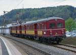 SVG: 1. Abschiedsfahrt mit dem  Roten Heuler  ET 65 zur Eisenbahn-Erlebniswelt Horb am Neckar.
Mit der Elektrifizierung der Hauptstrecke Stuttgart-Ulm im Jahre 1933 wurde auch in W�rtemberg eine neue Aera im Eisenbahnverkehr beschritten. F�r die Elektrifizierung der Vorortstrecken rund um Stuttgart entwickelte die Maschinenfabrik Esslingen (ME) einen neuartigen Trieb und Steuerwagen f�r die Deutsche Reichsbahngesellschaft (DRG). Zun�chst noch als Baureihe elT 12 und elS 22 bezeichnet, sp�ter dann als ET/ES 65 Baureihe 465 (865).
Ueber 45 Jahre lang, von 1933 bis 1978, haben die  filigranen Schwaben  der Baureihe ET 65 Millionen von Fahrg�sten zur Arbeit, zur Schule und zu Freizeitaktivit�ten begleitet. Die  Roten Heuler  aus Esslingen haben verkehrsgeschichte geschrieben ! Erst 1978 wurde mit der Baureihe 420 ein Nachfolger ins Rennen geschickt und die ET 65 kamen in den verdienten Ruhestand. Das  Knacken und Zischen  der  Roten Heuler  ist aber bis heute unvergessen.
2006/2007 hat die SVG beide Fahrzeuge wieder in Betrieb genommen. Nach rund 8 Jahren im Sonderzugsverkehr f�hrt der ET 65 nun erneut in den Ruhestand, da eine weitere Hauptuntersuchung sehr teuer ist. Der 465 005-7 mit dem 865 611-8 bei einer Rangierfahrt vor passenden Fl�gelsignalen.
Foto: Walter Ruetsch