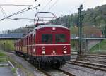 SVG: 1. Abschiedsfahrt mit dem  Roten Heuler  ET 65 zur Eisenbahn-Erlebniswelt Horb am Neckar.
Mit der Elektrifizierung der Hauptstrecke Stuttgart-Ulm im Jahre 1933 wurde auch in W�rtemberg eine neue Aera im Eisenbahnverkehr beschritten. F�r die Elektrifizierung der Vorortstrecken rund um Stuttgart entwickelte die Maschinenfabrik Esslingen (ME) einen neuartigen Trieb und Steuerwagen f�r die Deutsche Reichsbahngesellschaft (DRG). Zun�chst noch als Baureihe elT 12 und elS 22 bezeichnet, sp�ter dann als ET/ES 65 Baureihe 465 (865).
Ueber 45 Jahre lang, von 1933 bis 1978, haben die  filigranen Schwaben  der Baureihe ET 65 Millionen von Fahrg�sten zur Arbeit, zur Schule und zu Freizeitaktivit�ten begleitet. Die  Roten Heuler  aus Esslingen haben verkehrsgeschichte geschrieben ! Erst 1978 wurde mit der Baureihe 420 ein Nachfolger ins Rennen geschickt und die ET 65 kamen in den verdienten Ruhestand. Das  Knacken und Zischen  der  Roten Heuler  ist aber bis heute unvergessen.
2006/2007 hat die SVG beide Fahrzeuge wieder in Betrieb genommen. Nach rund 8 Jahren im Sonderzugsverkehr f�hrt der ET 65 nun erneut in den Ruhestand, da eine weitere Hauptuntersuchung sehr teuer ist. Sonderzug bestehend aus dem 465 065-7 und dem 865 611-7 bei der Einfahrt in den Bahnhof Horb.
Foto: Walter Ruetsch