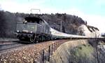 194 081-5 gibt einem langen IC Schubhilfe auf der Geislinger Steige am 27.03.1982.