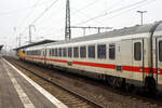 Der modernisierte klimatisierte zweite Klasse IC Gro�raum-Reisezugwagen, D-DB 61 80 20-91 540-0, der Gattung Bpmmz 284.5, der DB Fernverkehr AG, eingereiht im Zugverband als Wagen Nr. 25 in den IC 146 (Berlin – Amsterdam), am 21 Januar 2025 im Bahnhof Rheine.

Der Wagen ist aus einer Nachfolgeserie der Eurofima-Wagen, er wurde 1984 von der WU – Waggon Union in Berlin gebaut und als 61 80 20-94 280-0 Bpmz 291.2 an die DB ausgeliefert, zuletzt wurde er 2015/16 modernisiert. Der Wagen ist f�r eine H�chstgeschwindigkeit von 200 km/h (RIC) zugelassen.

TECHNISCHE DATEN:
Spurweite: 1.435 mm (Normalspur)
L�nge �ber Puffer: 26.400 mm
Wagenkastenl�nge: 26.100 mm
Wagenkastenbreite: 2.825 mm
H�he �ber Schienenoberkante: 4.050 mm
Drehzapfenabstand: 19.000 mm
Achsstand im Drehgestell: 2.500 mm
Drehgestellbauart: Minden-Deutz 523
Leergewicht: 45 t
H�chstgeschwindigkeit: 200 km/h
Sitzpl�tze: 80 (in der 2. Klasse)
Abteile: 1 (Gro�raum)
Toiletten: 2, geschlossenes System
Bremse: KE-GPR-Mg (D) [ep] [NB�]