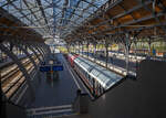 Nun hat die DB 101 090-9 (91 80 6101 090-9 D-DB) der DB Fernverkehr AG, den IC 2261 von Rostock Hbf über Lübeck Hbf nach Hamburg Hbf, am 23 April 2026 im Hauptbahnhof Lübeck