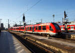 Der dreiteilige Dieseltriebzug ALSTOM Coradia LINT 81 – 620 518 / 621 018 / 620 018 der DB Regio NRW – vareo, verl�sst am 29 April 2025, als RB 38 „Erft-Bahn“ (K�ln Messe/Deutz - K�ln Hbf - Horrem - Bergheim - Bedburg/Erft), den Hauptbahnhof K�ln und f�hrt weiter in Richtung Horrem. 

Der Triebzug wurde 2013 von ALSTOM Transport Deutschland GmbH (vormals LHB) in Salzgitter-Watenstedt unter der Fabriknummer 0001004081-018 gebaut. Er besteht aus den Einheiten 95 80 0620 018-1 D-DB / 95 80 0621 018-0 D-DB / 95 80 0620 518-0 D-DB.