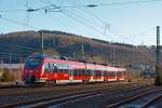 Sonntags wird nur mit einer Garnitur gefahren:  Der 442 256 / 756 ein vierteiliger Bombardier Talent 2 f�hrt am 13.01.2013 als RE 9 - Rhein-Sieg-Express (Siegen - K�ln - Aachen) von Betzdorf/Sieg