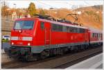 Die 111 096-4 der DB Regio NRW mit n-Wagen (ex Silberlinge) als RE 9 - Rhein-Sieg-Express (Aachen-Köln-Siegen), Umlauf RE 11381, am 14.03.2014 beim Halt im Bahnhof Kirchen a.d.