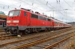   Die 111 146-7 (91 80 6111 146-7 D-DB) der DB Regio NRW mit n-Wagen (ex Silberlinge) ist als Verstärker für den RE 9 - Rhein-Sieg-Express (Aachen-Köln-Siegen) beim Bahnhof Siegen am