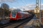 Steuerwagen voraus verlässt der RE 9 rsx - Rhein-Sieg-Express (Siegen – Köln – Aachen) am 17.01.2023 den Bahnhof Kirchen (Sieg).