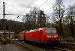 Geschoben von der 146 003-9 (91 80 6146 003-9 D-DB) der DB Regio NRW, verlässt der RE 9 - Rhein Sieg Express (RSX) Siegen - Köln – Aachen, am 15 Januar 2026 den Bahnhof Kirchen/Sieg.