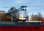 Einholm-Stromabnehmer (Pantograph) der DB 147 111-1 einer Bombardier Traxx P160 AC3, am 22 Januar 2026 im Bahnhof Kirchen/Sieg.