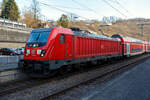 Nun verdr�ngen doch so langsam die neueren 147er (Traxx P160 AC3) die 146.0er (TRAXX P160 AC1) als Zugleistung des RE 9 - Rhein Sieg Express (RSX). Hier hat die 147 011-1 (91 80 6147 011-1 D-DB) der DB Regio NRW mit dem RE 9 - Rhein Sieg Express (RSX), von Aachen Hbf �ber K�ln Hbf nach Siegen Hbf, am 22 Januar 2026 den Bahnhof Kirchen/Sieg erreicht. Der Zug hatte eh schon ca. 10 Minuten Versp�tung, aber hier bekam er nochmals 10 Minuten aufgebrummt. Die Strecke wurde nicht frei und hatte er hier Hp 0.

Die Bombardier Traxx P160 AC3 wurde 2016 von der Bombardier Transportation GmbH in Kassel unter der Fabriknummer 35105 gebaut und an die DB Regio Baden-W�rttemberg. So war sie von Dezember 2016 bis Juni 2020 in Stuttgart beheimatet. Im Juli 2020 ging sie an die DB Regio Nordost nach Berlin-Lichtenberg. Seit Mitte Dezember 2025 ist sie nun bei der DB Regio NRW. 

Eigentlich sollten schon die ganzen Leistungen �bernommen haben, leider gibt es wohl noch Probleme mit der Software. Auch die Ausbildung bei der DB Regio NRW war etwas fehlerhaft, da sich die Lok alleine ganz anders als im Wendezugebetrieb verh�lt. Bleibt die Hoffnung das sich dies nun einpendelt.