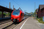 Der fünfteilige SÜWEX Stadler FLIRT 3 – 429 114 / 429 614, als RE 1  Südwest-Express  (Kaiserslautern – Trier – Koblenz), verlässt am 01 Juli 2025 den Bahnhof Völklingen und fährt weiter in Richtung Dillingen. Ich finde das neue Farbdesign der SÜWEX (Südwest-Express), mit den nun roten Triebwagenköpfen, ist für mich gelungener als das alte Farbdesign.

Im Hintergrund das Ziel unserer Reise an diesem Tag, das Weltkulturerbe Völklinger Hütte. Die Völklinger Hütte ist weltweit das einzige Eisenwerk aus der Blütezeit der Industrialisierung, das vollständig erhalten ist. Seit 1994 zählt es zum UNESCO-Weltkulturerbe.