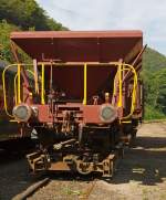 Frontansicht - BEG Sch�ttguttransportwagen Fcs-y 27 80 6450 169-7 (ex SBB 21 85 6460 001-1) verladen auf 1000mm Rollwagen BEG 43 (ex HSB 99 06 09) , abgestellt am 02.09.2012 im Schmalspur-Bahnhof Bohl