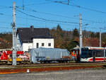 Der meterspurige vierachsige Flachwagen A-StH N 23 421 der Stern & Hafferl Verkehrsgesellschaft m.b.H., ex Brohltalbahn 454, ist am 04 April 2025 beim Bahnhof Vorchdorf-Eggenberg abgestellt.