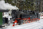 Die Neubaulokomotive 99 7238-1 der HSB (Harzer Schmalspurbahnen GmbH) hat am 23.03.2013 ihren Sonderzug vom Brocken zum Bahnhof Schierke hinab gebracht. Die Spuren von dem viele Schnee Mitte März von auf dem Brocken sind (1,5 m) deutlich zu sehen.

Die Neubaumaschinen 99 231 bis 99 247 wurden in den 50er Jahren für die Schmalspurbahnen Eisfeld - Schönbrunn, Gera-Pforten - Wuitz - Mumsdorf und die Harzquer- und Brockenbahn durch den VEB Lokomotivbau  Karl Marx  in Babelsberg gebaut. Dies war unbedingt nötig, da der Lokomotivpark dieser Bahnen völlig überaltert war. Außerdem ging ein Teil der Maschinen im Krieg verloren.

Die Konstruktion der Neubaumaschinen lehnt sich sehr stark an die der Einheitslokomotiven 99 221 bis 99 223 an. Von diesen ist aber nur die 99 222 erhalten geblieben. In vielen Konstruktionsmerkmalen weicht die Neubaulok jedoch von ihren Vorbildern ab. So wurde zum Beispiel der Rahmen als Blechrahmen ausgeführt. Die technologischen Möglichkeiten der Nachkriegszeit ließen die Ausführung als Barrenrahmen nicht zu. Der Kessel ist vollständig geschweißt, wobei der Langkessel aus einem einzigem Kesselschuss besteht.
Nach der Einstellung des Betriebes auf der Eisfeld Schönbrunner Strecke gelangten auch die 99 231, 99 235, 99 236 und 99 237 in den Harz. In einigen Details mussten diese Maschinen verändert werden. Der Grund hierfür besteht in den engen Bögen der Harzstrecken. Die Einheitslokomotiven 99 222 kam bereits 1966 in den Harz.

Anfang der 70er Jahre erfolgte eine Umnummerierung der Lokomotiven. Aus der 99 231 wurde die 99 7231 usw.. Dies sollte sich zwischenzeitlich noch einmal ändern, als Ende der 70er Jahre alle Neubaumaschinen auf Ölhauptfeuerung umgestellt wurden. Nun wurde aus der 99 7231 die 99 0231 usw.. Dies war für diese Lokomotiven eine nicht besonders positive Maßnahme. Bei dem Umbau glaubte man, Brennstoff-Einsparungen vornehmen zu können. Die Einsparung eines zweiten Brenners erkaufte man sich aber mit Kesselschäden.

Im Rahmen der Ölablösung in der damaligen DDR baute man die Maschinen wieder auf Rostfeuerung um. Ein Segen für die Loks aber auch für die Umwelt, denn nicht verbranntes Öl sickerte nicht mehr in die Gleise und in den Boden.
Heute ist die Arbeit des Heizers zwar etwas beschwerlicher aber besonders in den Sommermonaten ist die Hitze lange nicht so groß wie damals mit dem geheizten Öltender und dem harten Ölfeuer.

Nun haben die Maschinen wieder ihre 99 72er Nummer. Obwohl die Deutschen Reichsbahn dazu überging Schmalspurdampflokomotiven mit 099 zu bezeichnen und mit einer neuen Betriebsnummer zu versehen, wurde auf den Harzer Schmalspurbahnen die alte Reichsbahnbezeichnung beibehalten.

Technische Daten dieser Loks:
Hersteller: VEB Lokomotivbau  Karl Marx  in Babelsberg
Baujahre: 1954 - 1956
Achsfolge: 1'E1'
Gattung: K57.10
Spurweite: 1.000 mm (Meterspur)
Länge über Puffer: 12.500 mm
Kesselüberdruck : 14 bar
Leistung: 515 kW (700 PS)
Höchstgeschwindigkeit: 40 km/h (Vor- und Rückwärts)
Dienstgewicht: 64,5 t (bei vollen Vorräten)
Kohlevorrat: 4,0 t
Wasservorrat: 8 m³
Achslast: 9,5 t 