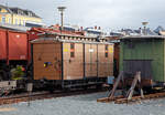 Zweiachsiger 750 mm-Schmalspur Zugführerwagen KPw 975-103, ex Packwagen P 1492K der K.Sächs.Sts.E.B. der Traditionsbahn Radebeul e.V. abgestellt am 07 Dezember 2022 beim Schmalspur-Bahnhof Radebeul Ost. Hier in der ehem. Erscheinungsbild als P 1492K der K.Sächs.Sts.E.B. (um 1900). 

Der Wagen wurde 1896 in den Werkstätten der K.Sächs.Sts.E.B. gebaut, bis 1989 war er als Bahndienstwagen 979-009 in Putbus stationiert. Seit 1995 ist er im Eigentum des Vereins, 1999 wurde er als P 1492K der K.Sächs.Sts.E.B. (um 1900), aufgearbeitet und ist einsatzfähig.
