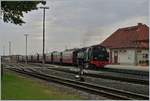 Mit einem recht stattlichen Zug wartet die 99 2321-0 in Bad Doberan auf die Abfahrt nach K�hlungsborn West.