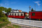 Schmalspuriger (900 mm) vierachsige 2.Klasse Personenwagen mit Traglastenabteil, offenen Plattformen und Holzdach, MBB 990-303 (ex DR 990-303), der Gattung KB4i, Mecklenburgische Bäderbahn Molli