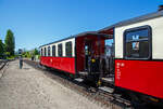 Der Schmalspur (900 mm) vierachsige 2.Klasse Personenwagen mit offenen Plattformen und Holzdach, MBB 990-310 (ex DR 990-310), der Gattung KB4i, Mecklenburgische Bäderbahn Molli GmbH & Co.
