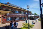 Der Bahnhof Ostseebad Kühlungsborn Ost (bis 1938 Brunshaupten) der Mecklenburgische Bäderbahn „Molli“ (MBB) am 15 Mai 2022.