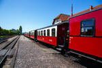Schmalspuriger (900 mm) vierachsige 2.Klasse Personenwagen mit Traglastenabteil, offenen Plattformen und Holzdach, MBB 990-303 (ex DR 990-303), der Gattung KB4i, Mecklenburgische B�derbahn Molli GmbH