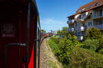 Unterwegs mit dem „Molli“, die 99 2322-8 der Mecklenburgischen Bäderbahn Molli zieht den „Molli“ (MBB Dampfzug) am 15 Mai 2022 von Kühlungsborn West via Heiligendamm nach Bad Doberan, hier bei Kühlungsborn Ost.
