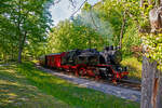 Die 99 2323-6 der MBB - Mecklenburgischen Bäderbahn Molli, ex DB/DR 099 903-7, ex DR 99 323, erreicht mit dem MBB Dampfzug (auch geführt als RB 31 „Bäderbahn Molli“) von Kühlungsborn-West nun am 15 Mai 2022 bald den Zielbahnhof  Bad Doberan.