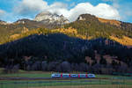   Bayrischzell-Osterhofen (Oberbayern) am 28.12.2016:   W�hrend der VT 117   Warngau   (95 80 0609 117-6 D-BOBy), ein Integral S5D95, der Bayerische Oberlandbahn GmbH (BOB), schon im Schatten, bald