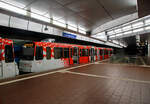 Zwei gekuppelte DUEWAG Stadtbahnwagen vom Typ B 80 C-ZE (TW 7574 und 7754) der SWB (Stadtwerke Bonn Verkehrs GmbH) bzw. SSB (Elektrische Bahnen der Stadt Bonn und des Rhein-Sieg-Kreises) stehen am 16 Mai 2022 (um 22.51 Uhr) im Bahnhof Siegburg/Bonn (tief), als Linie 66 nach Oberdollendorf, zur Abfahrt bereit. Hier der führende TW SWB 7754.

Die Stadtbahnwagen B (kurz B-Wagen) sind regelspurige Hochflur-Stadtbahnfahrzeuge, von denen zwischen 1973 und 2002 insgesamt knapp 520 Exemplare hergestellt wurden, die auf verschiedenen Stadtbahn-Netzen in Nordrhein-Westfalen sowie Bursa zum Einsatz kommen. Entwickelt wurden die Gelenkwagen von der Düsseldorfer Waggonfabrik DUEWAG, die auch den größten Teil baute. Im Allgemeinen handelt es sich dabei um 2,65 Meter breite und 28 Meter lange zweiteilige Fahrzeuge auf drei Drehgestellen mit insgesamt sechs Achsen.