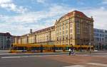 Niederflurgelenktriebwagen 2827  Stadt Radeberg  der Dresdner Verkehrsbetriebe AG (DVB) am 27.08.2013 vor dem Altmarkt in Dresden.