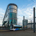 Der fünfteilige Niederflur-Gelenktriebwagen 2840 (EDV-Nummer  232 840-1) der Dresdner Verkehrsbetriebe AG (DVB) mit Vollwerbung „VSB ENERGIE“  kommt am 07 Dezember 2022, als Linie 7 nach Pennrich, vom Hauptbahnhof Nord / Seevorstadt West und biegt zum Hauptbahnhof Dresden / Wiener Platz ab. 

Der Treibwagen vom DVB Typ NGT D 12 DD (Niederflurgelenktriebwagen, Drehgestell, 12 Achsen, Typ Dresden) wurde 2009 von Bombardier (ehemals DWA) in Bautzen unter der Fabriknummer 837/040 gebaut.

Zum Zeitpunkt der ersten Auslieferung handelt es sich bei dieser Version mit 45,1 m um den längsten Straßenbahnwagen der Welt. Der Hersteller Bombardier bezeichnet den Typ als Flexity Classic, in Dresden trägt er die betriebliche Bezeichnung NGTD12DD. Intern wird die EDV-Nummerierung fortgesetzt. Die Triebwagen erhalten also die EDV-Nummern 232-801 ff. Angeschrieben sind jedoch nur die letzten 4 Ziffern. Die EDV-Nummer ist in dieser Liste unter der angeschriebenen Fahrzeugnummer angegeben. Im Dezember 2003 wurde dieser Fahrzeugtyp mit dem sächsischen Staatspreis für das Design ausgezeichnet. 
