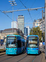 Begegnung Zweier VGF S-Wagen (Bombardier Flexity Classic NGT8) der Verkehrsgesellschaft Frankfurt am Main mbH (VGF) bei der StationHauptbahnhof Frankfurt am Main am 05.09.2021, links der VGF 232 und