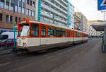 Der historische Gelenktriebwagen Typ Pt 128 der VGF (Stadtwerke Verkehrsgesellschaft Frankfurt am Main mbH / Stra�enbahn Frankfurt am Main), am 21.03.2023 an der Station Frankfurt Hauptbahnhof S�dseite. 

Der achtachsige Gelenk-Triebwagen wurde 1977 von DUEWAG gebaut und als Typ P geliefert. 1985 erfolgte der Umbau zum Typ Pt 728 (auf Klapptrittstufen f�r Tunnelbetrieb), 1997 Umbau zum Typ Ptb 728 (auf breitere Klapptrittstufen) und 2013 der R�ckbau zum heutigen Typ Pt 128 f�r den Einsatz im Stra�enbahnbereich als historisches Fahrzeug.

Von 1972 bis 1978 wurden die 100 achtachsigen Gelenk-Triebwagen vom Typ P in Dienst gestellt. Die auch auf Tunnelstrecken im U-Bahnbereich einzusetzenden Triebwagen, erhielten an den Einstiegen Verbreiterungen, um sie den Bahnsteigen anzupassen. Diese Triebwagen wurden dann als Pt - sp�ter weiter umgebaut als Ptb bezeichnet. Die Fahrzeuge verkehrten auf den unterschiedlichsten Strecken und pr�sentieren sich auch in der neuesten, t�rkisen (subaru-vista-blue) Farbgebung. Mit Auslieferung der S-Klasse wurden ihre Eins�tze im Stra�enbahnbereich seltener. Dort sollten sie Mitte 2007 planm��ig nicht mehr zum Einsatz kommen. Eine Reihe von Fahrzeugen ist daher �berz�hlig und wird abgestellt und zum Verkauf angeboten. Doch auch im Jahr 2021 sind die noch vorhandenen Fahrzeuge immer wieder im Linienverkehr zu beobachten. Dabei machen auch die drei Triebwagen dieser Baureihe, die l�ngst aufgearbeitet im Bestand der Historischen Fahrzeuge sind, nicht ausgenommen.

TECHNISCHE DATEN:
Hersteller:  DUEWAG
Spurweite: 1.435 mm (Normalspur)
Achsformel:  B' 2' 2' B'
L�nge �ber Kupplung:  28.720 mm
L�nge:  27.436 mm
H�he: 3.596 mm
Breite: Pt: 2.350 mm / Ptb: 2.580 mm
Drehzapfenabstand:  6.500 mm / 7.100 mm
Leergewicht:  34,5 t
Installierte Leistung:  2�120 kW = 240 kW
Laufraddurchmesser: 720 mm
Stromsystem:  600 V Gleichstrom,  �ber Oberleitung
Anzahl der Fahrmotoren:  2
Kupplungstyp: Scharfenberg
Sitzpl�tze: 62
Stehpl�tze: 180 
Fu�bodenh�he: 97 cm
