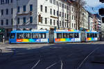 Der Straßenbahntriebwagen MVG 2201, ein vierteiliger Einrichtungs-Niederflur-Gelenkwagen des Typs R 3.3 (Adtranz der Bauart GT8N2), als Linie 16 (zum Romanplatz) biegt am 05 April 2025 von der Bayerstraße auf den Bahnhofplatz ab und erreicht bald die Station München Hauptbahnhof. 

Schon während der Auslieferung der R-2.2.-Wagen stellte die SWM (Stadtwerke München) fest, dass die Kapazität auf den Linien 20 und 21 im Berufsverkehr nicht ausreicht und ein engerer Takt auf der schon im 3,5-Minuten-Takt bedienten Strecke nicht mehr möglich ist. Deshalb bestellte die SWM am 13. Februar 1996 insgesamt 17 vierteilige Straßenbahnfahrzeuge der Bauart GT8N2. Nach der Auslieferung der R 2.2 setzte die SWM in den Hauptverkehrszeiten auf den Linien 20 und 21 weiterhin P-Wagen-Züge ein, da diese eine höhere Kapazität aufwiesen. Die neuen vierteilige Straßenbahnwagen, die als Baureihe R 3.3 bezeichnet wurden und im technischen Teil baugleich zu den R 2.2 Wagen waren, sollten die P-Wagen-Züge ersetzen. Als Alternative zu den R 3.3 Wagen wurde eine Erweiterung der R 2.2 Wagen um einen vierten Wagenteil angesprochen, diese war nicht möglich, da die Gelenke für die engen Kurven im Münchner Straßenbahnnetz zu kurz waren. 

Der Aufbau der Wagenkasten der R 3.3 Wagen ist im Gegensatz zu der Stahlleichtbauweise des R 2.2 aus Aluminium, um das Fahrzeug leichter zu machen. Die Front- und Heckteile entstanden aus Kunststoff, im Falle eines Unfalls ist der Austausch so einfacher als beim R 2.2 möglich. Diese Vierteiler besitzen in der Mitte, zwischen dem zweiten und dritten Wagenteil, ein breites neu entwickeltes Doppelgelenks mit einer sogenannten Knickwinkelsteuerung, um den Anforderungen des Münchener Gleisnetzes mit den engen und gegenläufigen Kurvenradien gerecht zu werden. So kann man die vierteiligen 36.580 mm langen R 3.3 Wagen auch auf den S-Kurven einsetzen. Die R 3.3 erhielt im Gegensatz zu den R 2.2 Wagen eine Kupplung. Fahrgestell und Antrieb glichen der Vorgängerserie (Drehgestelle mit Losrädern, Drehstrom-Asynchron-Motoren). Der Achsabstand wurde allerding geringfügig erweitert. Die Fahrzeuge besitzen eine durchgehende Fußbodenhöhe von 30 bis 36 cm über Schienen-/Straßenoberkante.


Die Fahrzeuge verfügten über sechs vollverglaste Türen, an der ersten Türe befindet sich ein Hublift für Rollstuhlfahrer. Die Triebwagen haben 67 Sitz- und 151 Stehplätze. Der Sitzabstand konnte durch den um 150 Millimeter verlängerten Radabstand im Fahrgestell um 125 Millimeter verbreitert werden. Außerdem wurden die Fenster vergrößert. Der Führerstand der R-3.3-Wagen unterscheidet sich von dem der R 2.2 nur durch den nicht mehr vorhandenen Zahltisch. Die Fahrerkabine wurde jedoch weiter vom Fahrgastraum abgeschirmt und erhielt eine eigene Klimaanlage. 

TECHNISCHE DATEN;
Fahrzeugart: Vierteiliger Niederflur-Gelenktriebwagen für den Einrichtungsbetrieb mit Doppelgelenk zwischen 2. und 3. Wagenteil 
Hersteller:  Adtranz
Anzahl: 20 (Typ R 3.3)
Baujahre:1999–2001
Spurweite: 1.435 mm (Normalspur)
Achsfolge: (1A)+(A1)+(1A)+(A1) (16 Einzelräder)
Länge über Kupplung:  36.580 mm
Breite: 2.300 mm
Höhe: 3.390 m
Radsatzabstand 	1,80 m
Raddurchmesser:  662 mm (neu) 
Eigengewicht: 40,8 t
Motorenart: Drehstrom-Asynchronmotoren
Leistung: 4x120 kW = 480 kW
Höchstgeschwindigkeit:  60 km/h
Min. Kurvenradius:14,5 m
Anzahl der Türen: 6 zweiflüglige elektr. Schwenkschiebetüren
Niederfluranteil: 100 %
Fußbodenhöhe: 360 mm
Sitzplätze: 	67
Stehplätze: 151
Stromsystem: 750 Volt DC (=)
