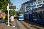 Der Niederflurgelenktriebwagen RSAG 689 der Rostocker Straßenbahn AG vom Typ DUEWAG 6N GTW DE (RSAG 6N1) erreicht am 14 Mai 2022 den Doberaner Platz.