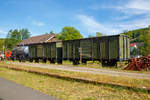
Zwei historische gedeckten Güterwagen 23 50 99 29 937-5 und 23 50 99 29 702-3 (Uk-qq/Privatwagen in Sonderbauform), Baujahr 1913, ehemaliger Privatwagen der Hüttenwerke Siegerland AG (später Hoesch Siegerlandwerke), Werk Wissen, am 31.05.2020 am ehemaligen Bahnhof Niederfischbach (Asdorftalbahn).

TECHNISCHE DATEN (laut Anschriften):
Spurweite: 1.435 mm (Normalspur)
Achsanzahl: 2
Länge über Puffer: 8.510 mm
Achsabstand: 3.900 mm
Ladefläche: 20 m²
Eigengewicht: 7.880 kg