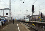 Ein ICE 1 rauscht am Sonntag den 10 M�rz 2024 durch den nieders�chsischen Hauptbahnhof Osnabr�ck in Richtung S�den.