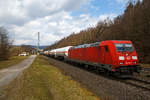 Die 185 376-1 (91 80 6185 376-1 D-DB), eine Bombardier TRAXX F140 AC2 der DB Cargo Deutschland AG fährt am 26.03.2021, mit einem langen gemischten Güterzug, durch den Hp Dillbrecht an der