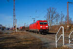 Die 185 222-7 (91 80 6185 222-7 D-DB) der DB Cargo AG f�hrt am 09.03.2022 mit einem extrem langen gemischten G�terzug durch Rudersdorf (Kr.