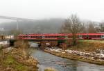   Der RE 9  Rhein-Sieg-Express  (Siegen-Köln-Achen), bestehend aus zwei gekoppelte vierteilige Bombardier Talent 2 der DB Regio NRW, überquert am 25.01.2015 in die Sieg und fährt in