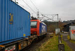 Die an die TX Logistik AG vermietete Re 482 021-3  (91 85 4482 021-3 CH-SBBC) der SBB Cargo AG fährt am 15.01.2022, mit einem HUPAC-KLV/Container-Zug durch Scheuerfeld (Sieg)  in Richtung